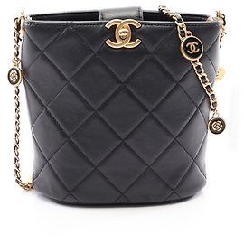 Borsa a secchiello Chanel Matelassé in pelle di agnello nera