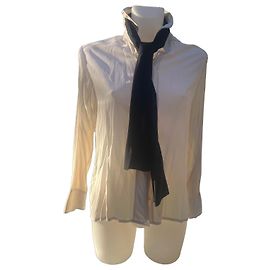 Camisa Chanel de seda crema con corbata negra