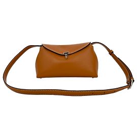 Pochette Totême T-Lock en cuir grainé couleur Tan Brown Leather