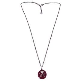 Gucci Collar colgante Ghost de plata esterlina, esmalte borgoña y diamantes