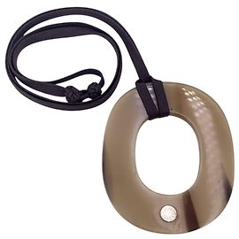 Hermès Collar con colgante ovalado Isthme en cuerno de búfalo beige Hermes
