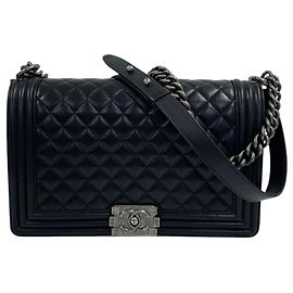 Chanel Bolso de hombro Boy Large de piel de cordero con cadena plateada vintage