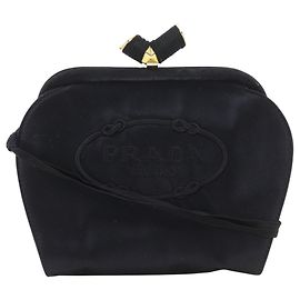 Bolso de hombro Prada de satén negro