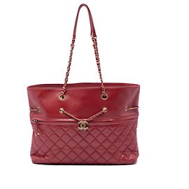Chanel Red CC gesteppte Kalbshaut Tote mit Front-Reißverschluss, Kordelzug und Kette