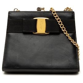 Salvatore Ferragamo Borsa a tracolla Ferragamo in pelle nera Vara Bow con chiusura a bacio e catena
