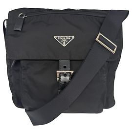 Bolsa de ombro Prada em nylon preto