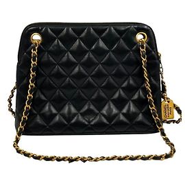 Bolso de hombro Chanel de piel de cordero acolchada trapezoidal con colgante de placa