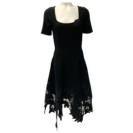 Vestido negro Oscar de la Renta con dobladillo de encaje floral asimétrico