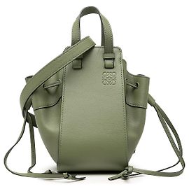 Bolsa Saco Mini Hammock em couro verde LOEWE
