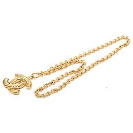 Colar com pingente acolchoado Chanel CC banhado a ouro