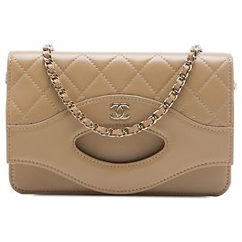 Borsa crossbody Chanel 31 Wallet On Chain in pelle d'agnello lucida matelassé beige