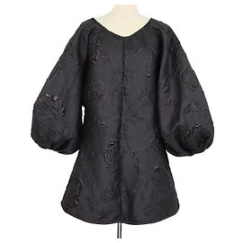 Autre Marque Vestido Good Luck Arianne negro con bordados florales y mangas abullonadas