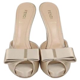 Sandali platform peep toe Fendi in raso beige metallizzato con fiocco