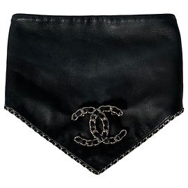 Chanel schwarzer Lederschal mit CC-Brosche