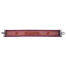 Chanel Armreif aus rosa Gummi mit Kleeblatt-Logo und silberfarbenen Beschlägen