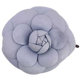 Chanel Spilla vintage in pelle azzurra a forma di camelia