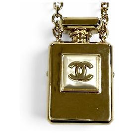 Colar pingente medalhão em formato de frasco de perfume Chanel B22S Coco Mark