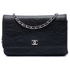 Portafoglio Chanel Black CC Embossed Lambskin Camellia Wallet On Chain