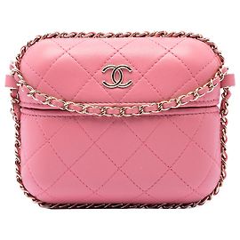 Mini Vanity Case Chanel em Lambskin Matelassé Rosa com Corrente