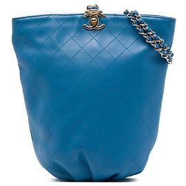 Zaino a secchiello Chanel Blue CC in vitello matelassé