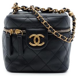 Petit vanity case Chanel en veau matelassé noir avec chaîne et barrette