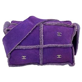 Chanel Schultertasche aus violettem Shearling