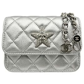 Chanel Matelassé Schultertasche aus silbernem Leder