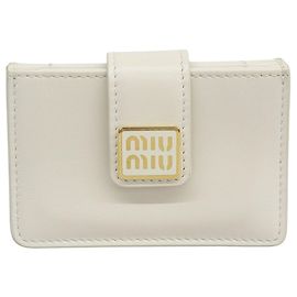 Tarjetero Miu Miu de piel marfil