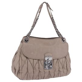 Miu Miu Matelassé Schultertasche mit Kette aus Leder Beige Silver Auth ka6124M