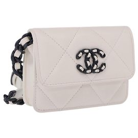 CHANEL chanel 19 Kettenportemonnaie aus Lammleder weiß silber CC Auth 198864M