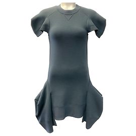 Sacai graues Sweatshirt-Kleid mit kurzen Ärmeln und Volant-Saum