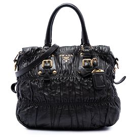 Prada Satchel aus schwarzem Nappa Gaufre Leder