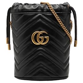 Borsa secchiello Gucci Small GG Marmont in pelle matelassé nera