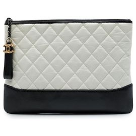 Clutch Chanel Gabrielle O Case Medium in pelle di vitello invecchiata matelassé bicolore bianca