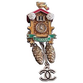 Broche Chanel Coucou avec pommes de pin et breloque CC