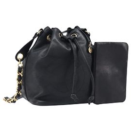 CHANEL Schultertasche mit Kordzug und Kette aus Lammleder Schwarz Goldfarben CC Auth 199358V