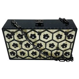 Bolso de mano Chanel de Lucite negro / crema adornado con camelias y perlas con correa de cadena