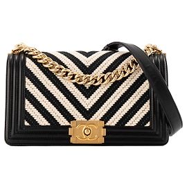 CHANEL - Boy Chanel Schultertasche aus beigem und schwarzem Chevron-Canvas
