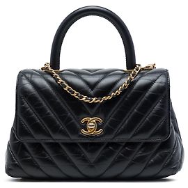 Chanel Mini Chevron Tasche aus schwarzem genarbtem Kalbsleder mit Coco-Griff