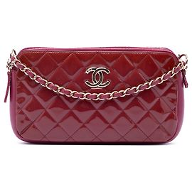 Bolsa crossbody Chanel em couro patente matelassê vermelho com zíper duplo e logo CC Crown