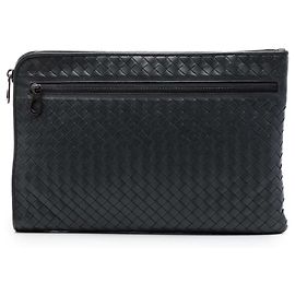 Bottega Veneta Intrecciato Clutch aus Nappa-Leder in Grau