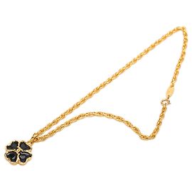 Colar com pingente de trevo Chanel CC banhado a ouro e resina dourada