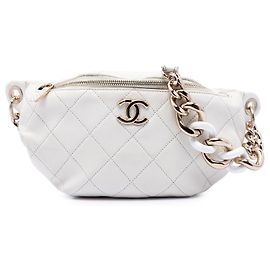 Bolso cinturón elegante Chanel CC de piel de becerro acolchada blanca