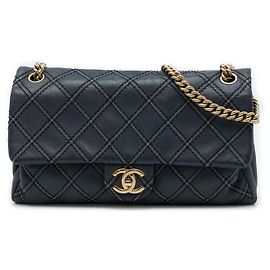Bolso bandolera Chanel Jumbo de piel de becerro iridiscente acolchado azul con triple costura