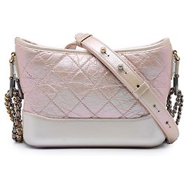 Bolso Gabrielle Hobo Crossbody Pequeño de Piel de Ternera Envejecida Acolchada Iridiscente Rosa Chanel