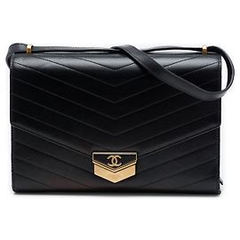 Chanel CC Chevron Schultertasche aus Kalbsleder mit Medaille, schwarz