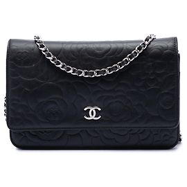 Bolsa Crossbody Chanel CC Embossed Lambskin Camellia Wallet On Chain Preta