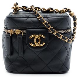 Piccolo Vanity Case Chanel in vitello matelassé nero con catena e borsa satchel