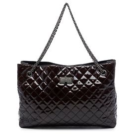 Sac Tote Chanel Reissue 2.55 en cuir verni matelassé marron