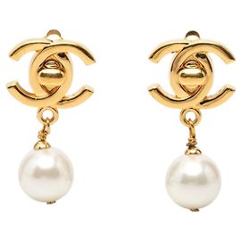 Weiße Chanel CC Clip-On-Ohrringe mit Kunstperlen und vergoldetem Drehverschluss